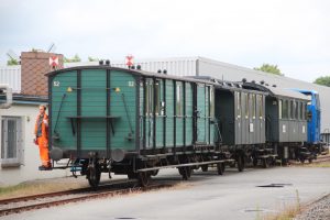 Nach Umsetzen des Zuges im Franzosengleis wurde der Museumszug in den Bahnhof Schönberg zurückgedrückt. (MaBo-Photo)