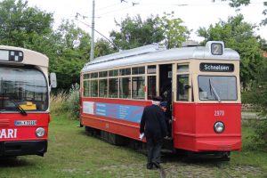 Die letzte Hamburger Strassenbahnlinie, die vor 40 Jahren noch fuhr und ihr Nachfolger ein O305G waren auch präsent und umlagert. (MaBo-Photo)