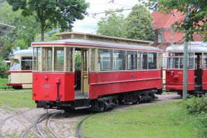 Zu guter Letzt gab es dann auch bei der Strassenbahn noch Rangiermanöver, die einen Beiwagen-Einsatz erforderten. Die Schleswig-Holstein-Flagge auf dem Kieler Düwag lugt noch um die Ecke. (MaBo-Photo)