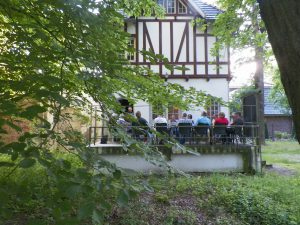 Vereinstreffen auf der „Terrasse“ des Kleinbahnmuseums Wohldorf.