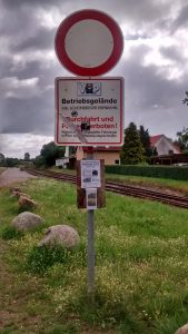 Ein Verbotsschild wird zum Prospektständer