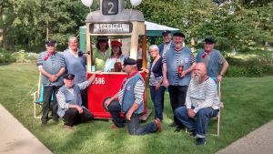 Wagen 3586 wurde gern für Erinnerungsphotos benutzt. Hier hat sich der Schönberger Shanty-Chor nach seiner Darbietung nebenan ablichten lassen.