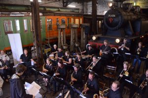 Das Sachsenwald SoundOrchester spielt im Lokschuppen