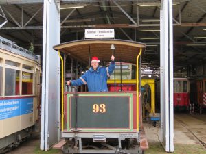 Nikolausgehilfe läutet zur Abfahrt