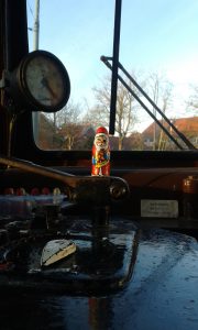 Der Weihnachtsmann an der Kurbel des Wagen V3 2970