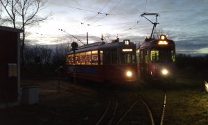 Wagen 2970 und 7553 an der Haltestelle Spielplatz