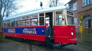 Der Strassenbahnfahrer und sein umdekorierter Wagen mit dem die Sendung eingeleitet wird
