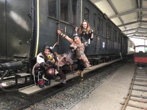 Steampunk-Fotomodells an einem preußischen Abteilwagen