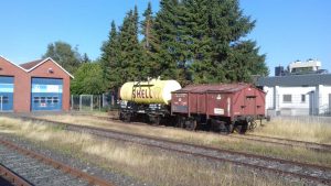 Zwei historische Güterwagen auf Gleis 4 in Schönberg