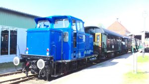 Unser Museumszug ist abfahrbereit im Museumsbahnhof Schönberger Strand zur Rückfahrt der Gruppe Richtung Kiel...