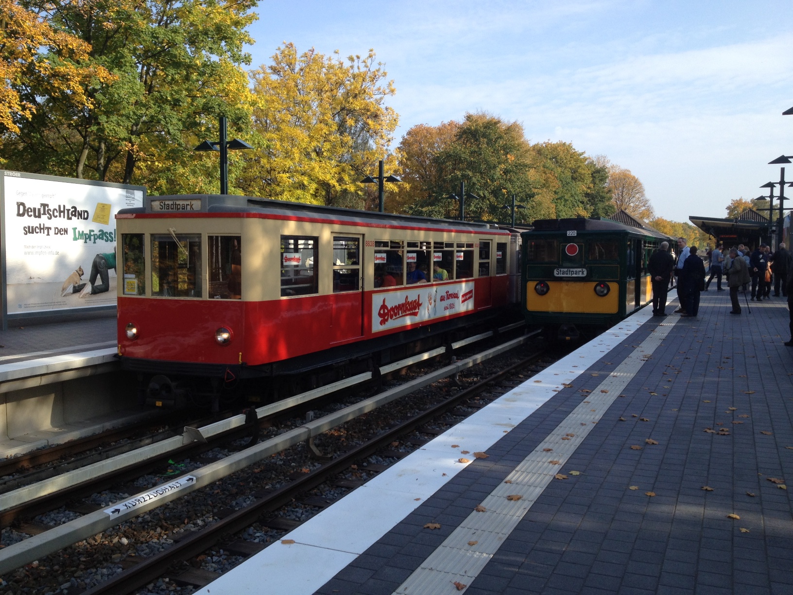 TU1 8838 und T6 220 im Bahnhof Saarlandstraße